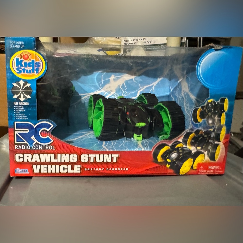 RC Crawling Stunt Vehicle - Black and Green